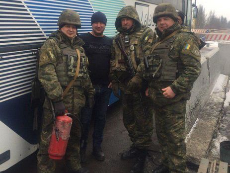 У Донецькій області на блокпості загорівся автобус