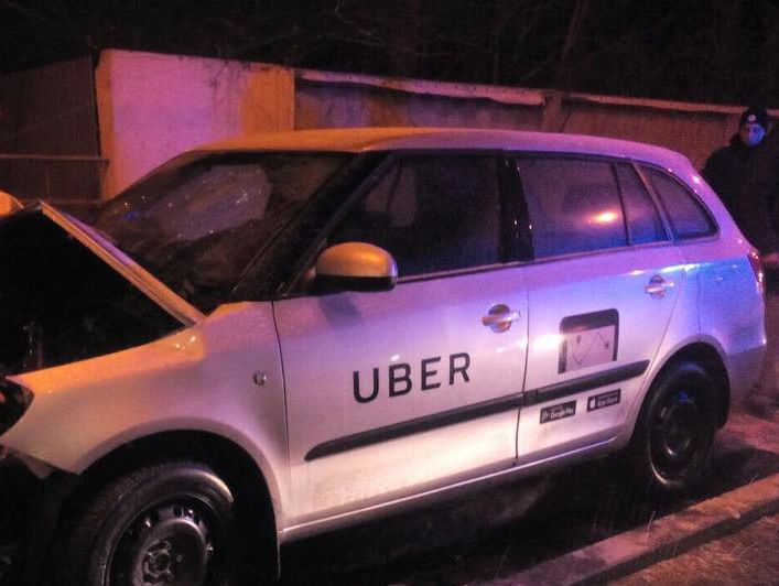 Водій таксі Uber, позбавлений водійських прав, в'їхав у стовп у Києві