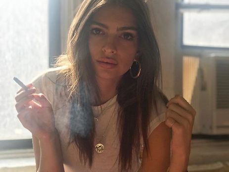 Ратаковски снялась топлес для Vanity Fair