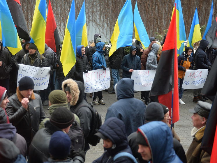 Активисты пикетировали Антимонопольный комитет с требованием прекратить поддержку российского бизнеса в Украине
