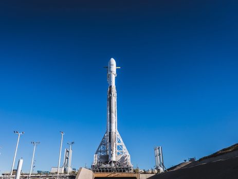 SpaceX запускает в космос ракету Falcon 9 со спутниками для раздачи интернета. Трансляция