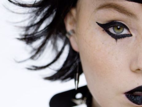 100 років еволюції макіяжу очей показали протягом чотирьох хвилин. Відео