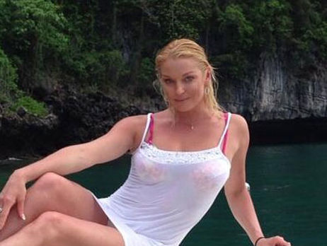 Волочкова в арабской стране показала шпагат в микробикини