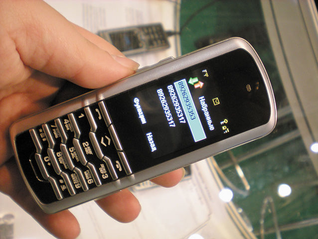 У Росії роздали офіцерам мобільні телефони власного виробництва з МР3-плеєром