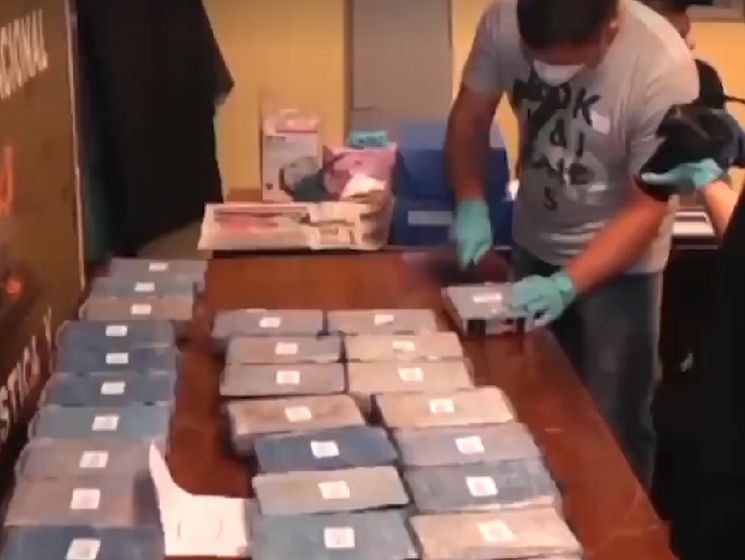 В Аргентині виявили валізи із 389 кг кокаїну. Відео