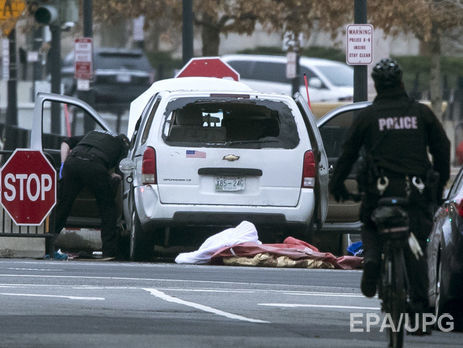 В США женщина на микроавтобусе въехала в ограждение вокруг Белого дома