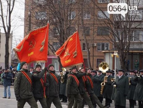 В МВД Украины назначили проверку из-за советских флагов в руках нацгвардейцев