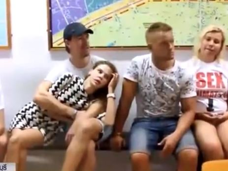 Опубликованы кадры задержания Рыбки и ее секс-наставника Лесли в Таиланде. Видео