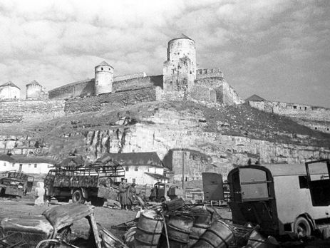 Киевлянка Хорошунова в дневнике 1944 года: В замызганную столовую Проскурова грабители приволокли достояние знаменитого отеля из растоптанного ими Парижа