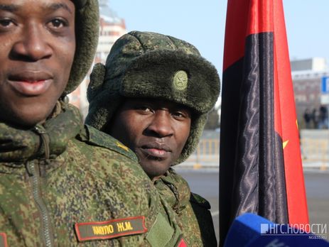 На військовому параді в Омську приз глядацьких симпатій здобули курсанти з Анголи, які йшли під червоно-чорним прапором. Відео