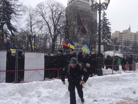 Под Верховной Радой пострадали восемь правоохранителей – Крищенко