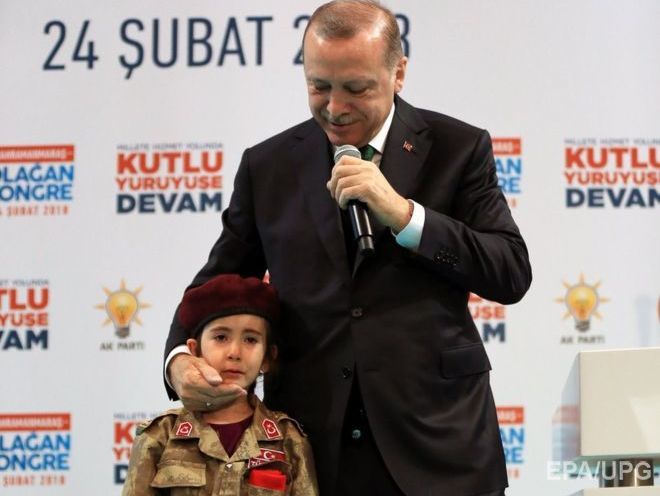 Ердоган пообіцяв маленькій дівчинці похорон із почестями, якщо вона загине в бою. Його звинуватили в жорстокому поводженні з дитиною