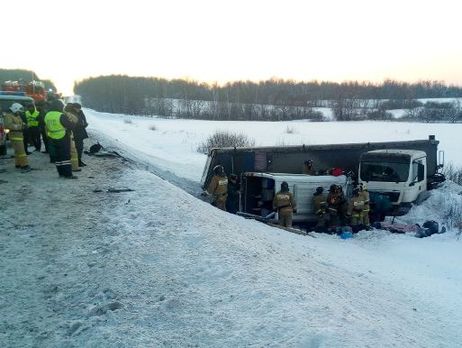 В Башкортостане столкнулись микроавтобус и грузовик, девять погибших