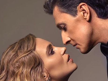 Глюк'oZa с супругом занимается парной йогой