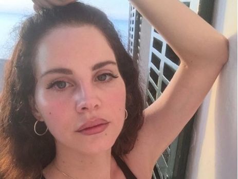 Лана Дель Рей заспівала в караоке-клубі разом із фанатками