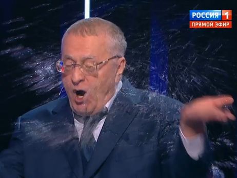 Собчак в прямом эфире дебатов кандидатов в президенты РФ облила Жириновского водой. Видео
