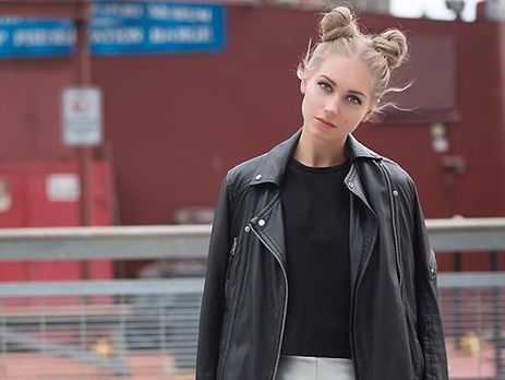 Асмус показала свой портрет, нарисованный дочерью