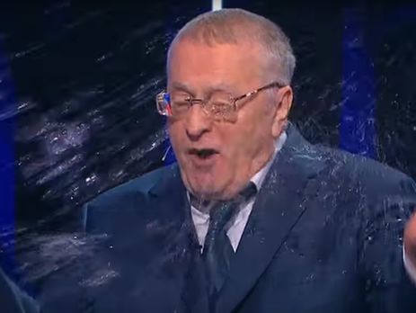 Шендерович: Вигляд Жириновського, який дістає в пику водою, дещо спокутує вульгарність передвиборчого явища Собчак