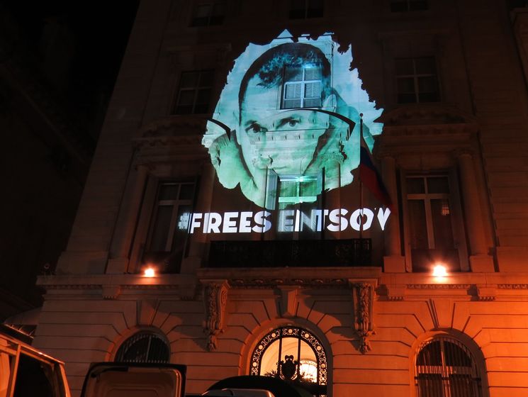 На Генконсульстві Росії в Нью-Йорку зобразили Сенцова