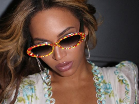 Бейонсе показала декольте и ноги в мини-платье. Фоторепортаж