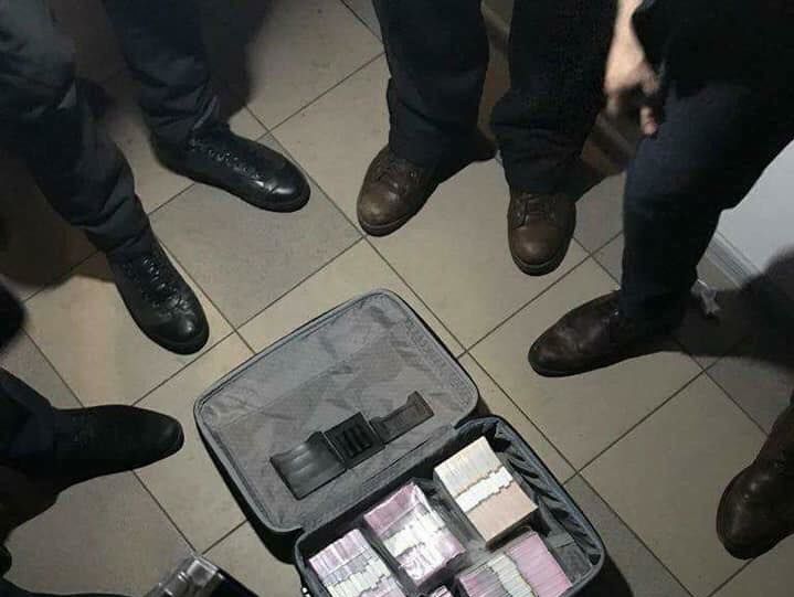 В Киевской области задержали на взятке чиновников райгосадминистрации с 1,3 млн грн в чемодане