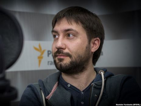 У Криму невідомі залили клеєм замок вхідних дверей у квартиру журналіста Наумлюка