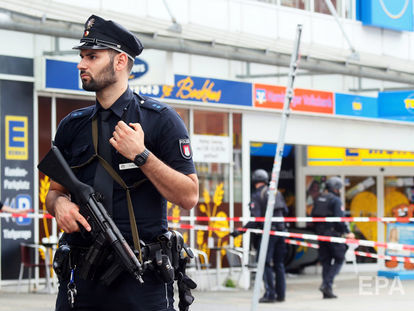 У Німеччині ісламіста, який напав із ножем на відвідувачів супермаркету, засудили до довічного ув'язнення
