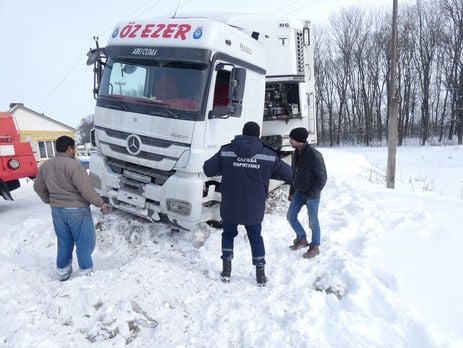 В Украине из-за снегопадов без света остаются 80 населенных пунктов. Фоторепортаж