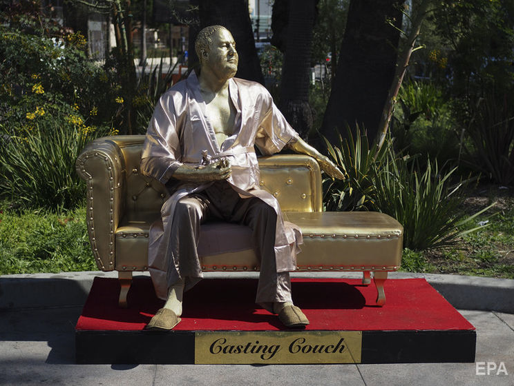 "Кастинг на дивані". У Голлівуді з'явилася скульптура Вайнштейна в розхристаному халаті