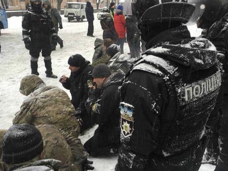 Найєм: У яких інструкціях прописано – ставити затриманих на коліна й позувати на камери, тримаючи людей за комір?