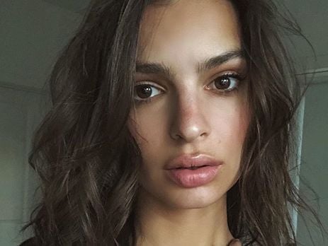 Ратаковски впервые после свадьбы снялась топлес