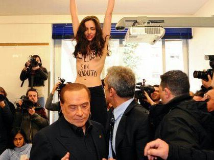 "Время вышло. Ты засиделся". Активистка Femen разделась на избирательном участке во время голосования Берлускони. Видео