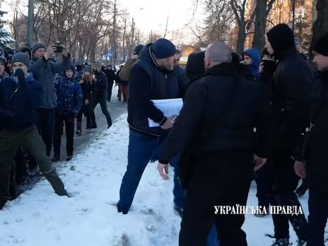 Крисіна обплювали біля будівлі суду. Відео