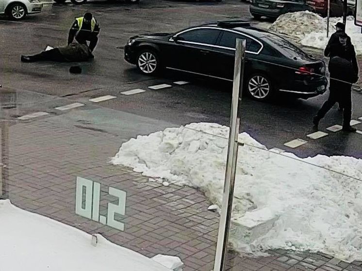 В центре Киева полицейская машина сопровождения кортежа Порошенко сбила пенсионера. Видео