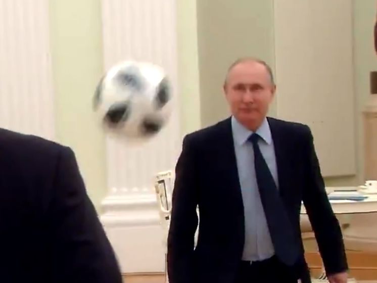 Путин в промо-ролике для ЧМ 2018 поиграл в мяч с президентом ФИФА. Видео