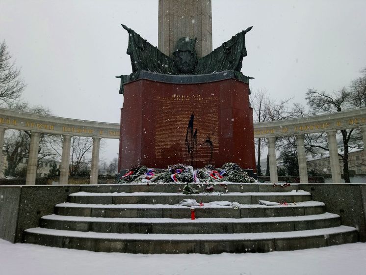 У Відні невідомі облили фарбою пам'ятник радянським воїнам