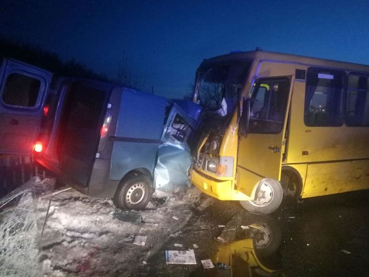 Під Кременчуком рейсовий автобус потрапив в аварію, є загиблий і постраждалі