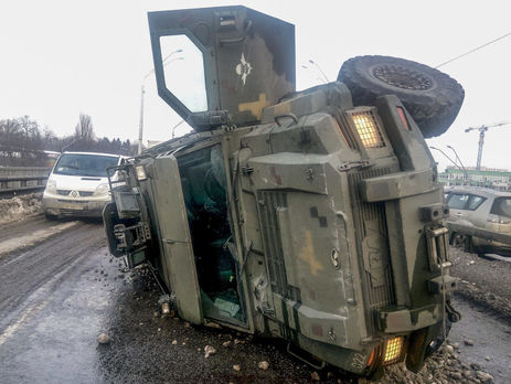 В Киеве на мосту перевернулся военный бронеавтомобиль 