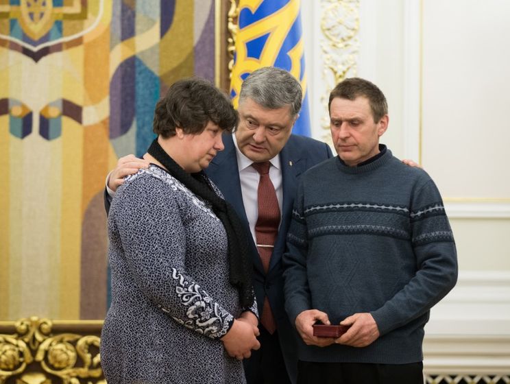 Порошенко посмертно наградил орденом "За мужество" погибшую под Катериновкой медсестру