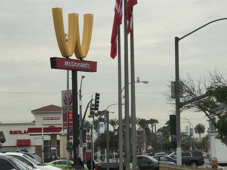 McDonald's впервые в истории изменил логотип к 8 Марта