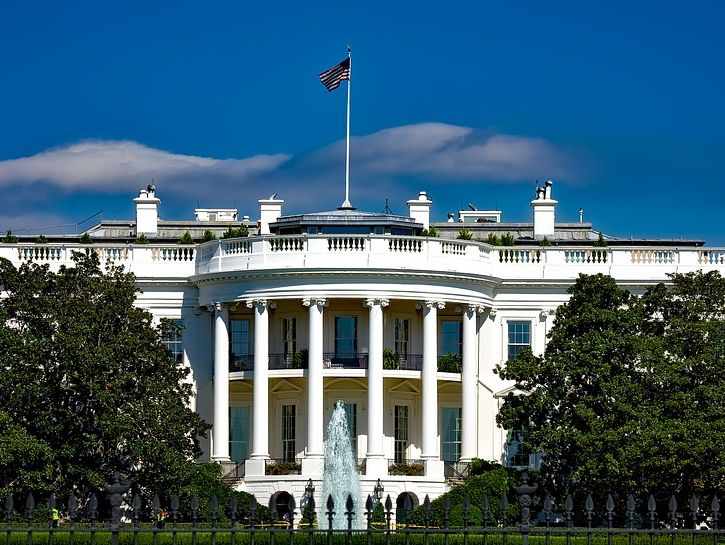 Трудові договори кількох співробітників Білого дому припинили через обмеження їхнього доступу до секретних даних – ЗМІ
