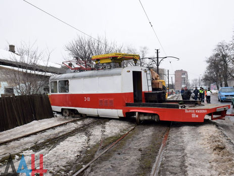 В оккупированном Донецке трамвай сошел с рельсов и въехал в дом