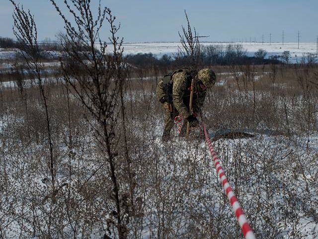 В зоне АТО двух украинских военных задержали из-за стрельбы