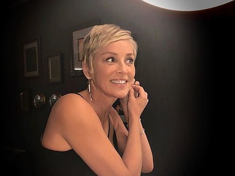 Стоун показала груди у відкритому бюстгальтері