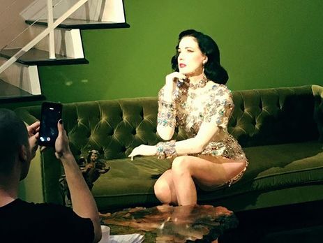 Діта фон Тіз показала груди у прозорому боді