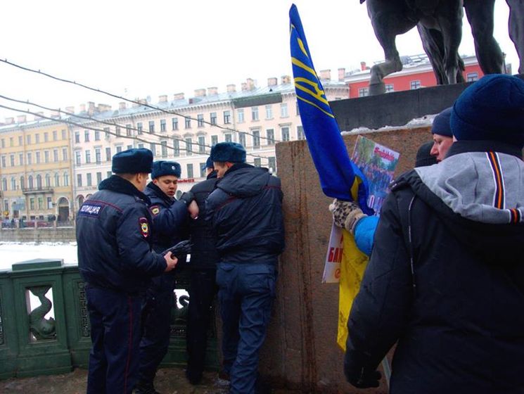В Санкт-Петербурге на активиста с украинским флагом напали с ножом