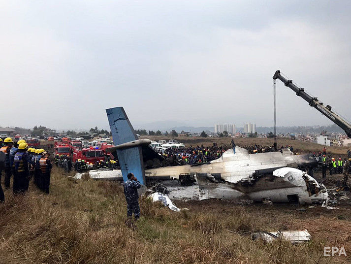 В Непале пассажирский самолет разбился при заходе на посадку