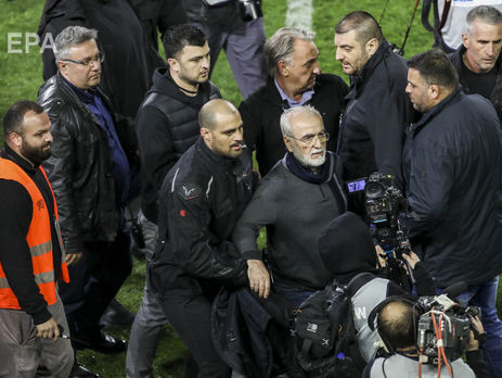 В Греции выдали ордер на арест бизнесмена Саввиди, который выбежал с оружием на футбольное поле во время матча