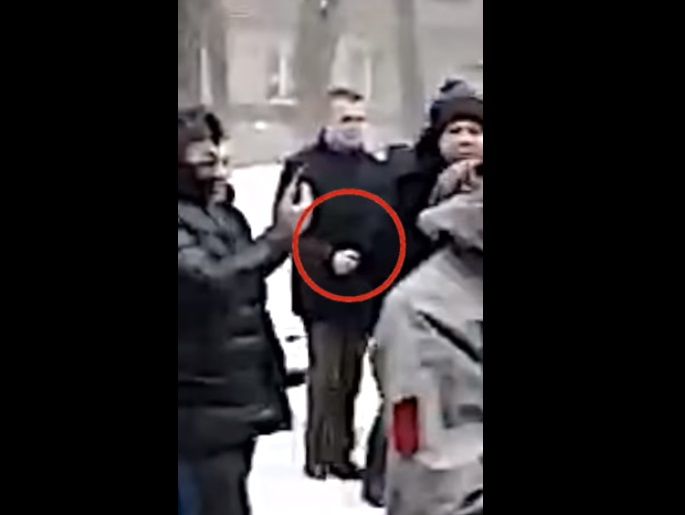Появилась запись, как Левченко поджигал бутылку с горючей смесью во время демонтажа незаконных гаражей. Видео