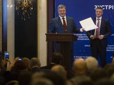 Шимкив (справа) заявил, что "получил на орехи", так как не смог убедить МВФ согласиться на внесение президентского законопроекта в Раду